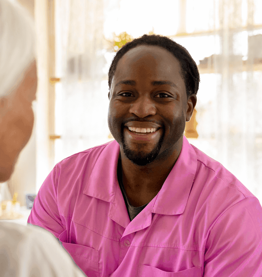 Idosa sendo abraçada pela cuidadora