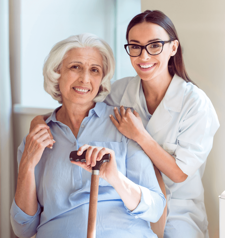 Idosa sendo abraçada pela cuidadora