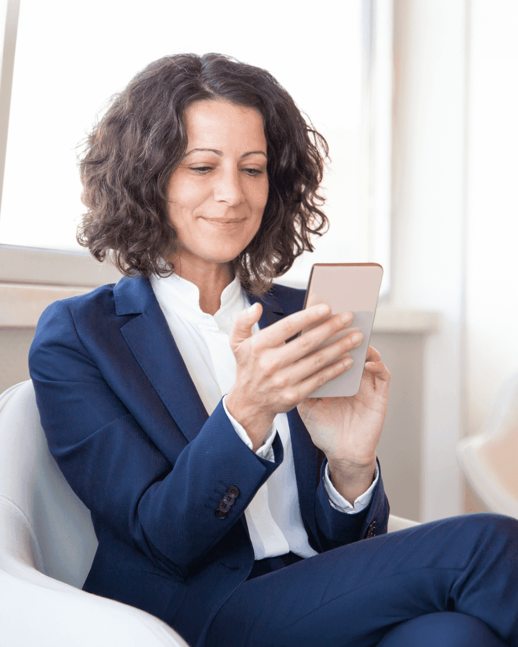 Mulher olhando para o celular e vendo o aplicativa da Clicare